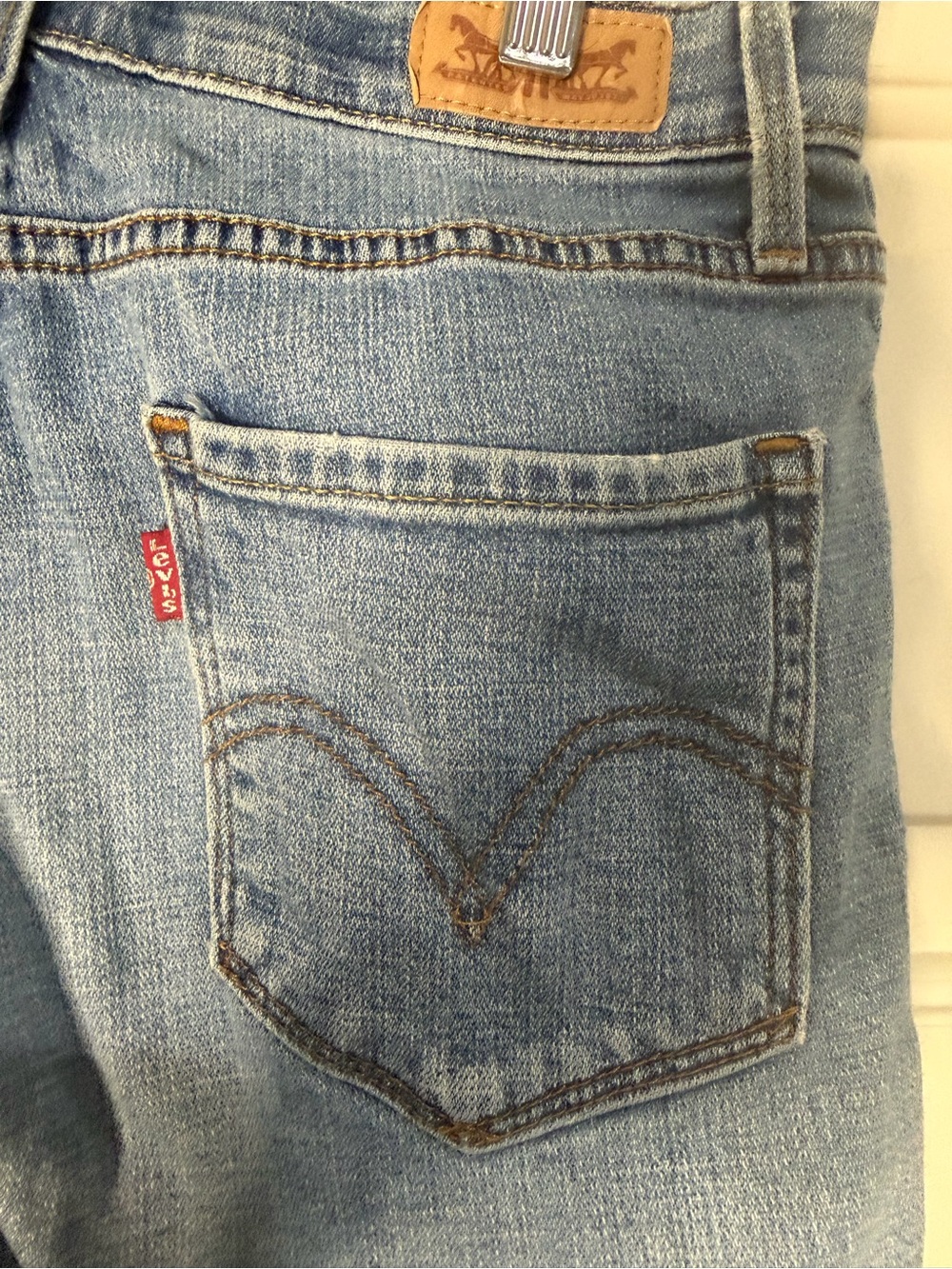Levi's Women's Light Wash Straight-Leg Jeans 525